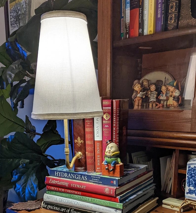 🔥 Classic Literature Lamp – Illuminate Your Space with Timeless Elegance