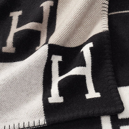 Luxurious Wool and Cashmere Throw - LuxBlanket