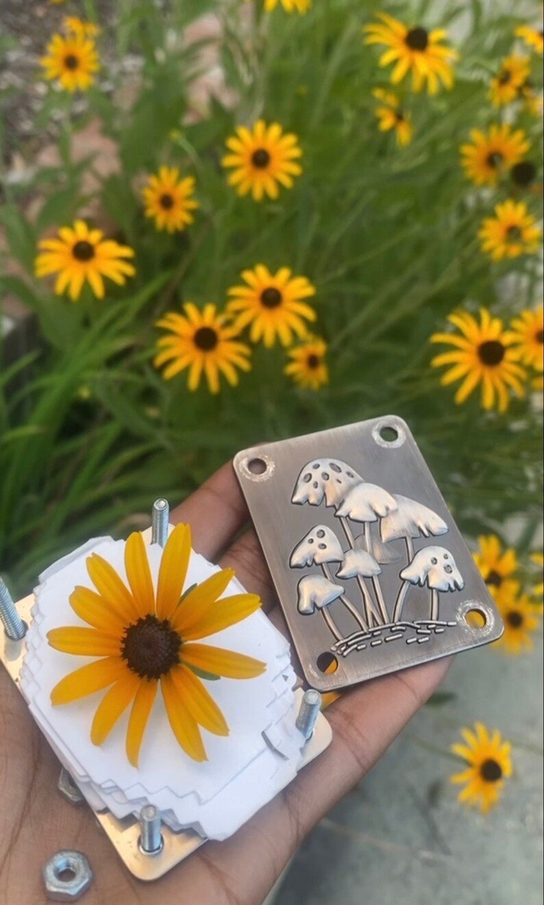 Niki | Pocket Flower Press for Botanicals | Tiny Nature Craft Kit | Travel-Friendly
