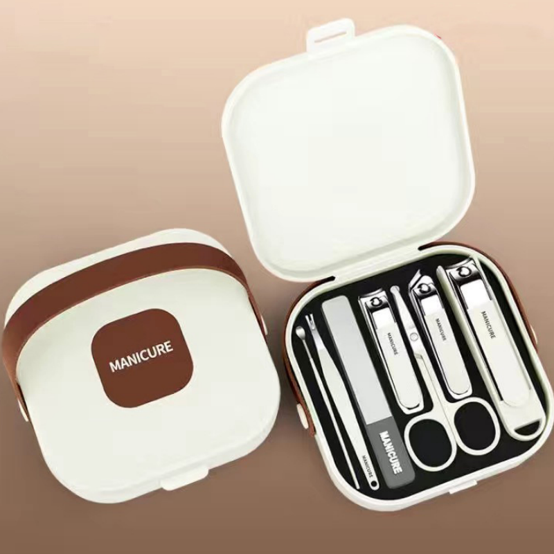 Niki | Portable 7-piece manicure set with nail clippers